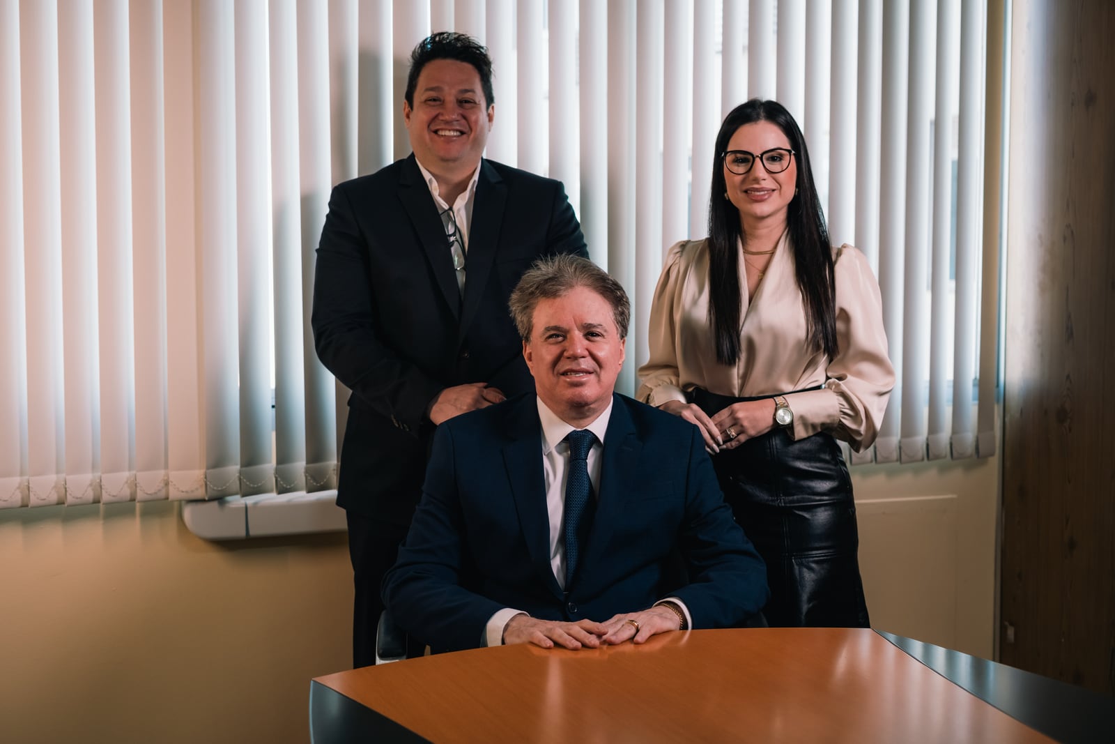 Equipe do escritório Pereira Garcia Advocacia reunida em retrato institucional.